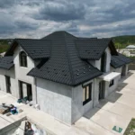 Acoperiș din țiglă metalică cu lucarne, în Republica Moldova