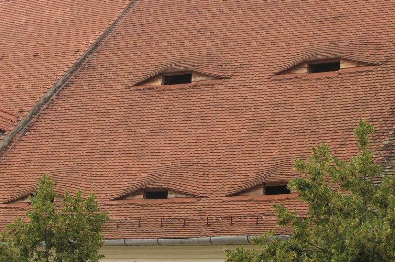 Глаза, смотрящие на вас с крыш. Интересная архитектура домов в Сибиу.