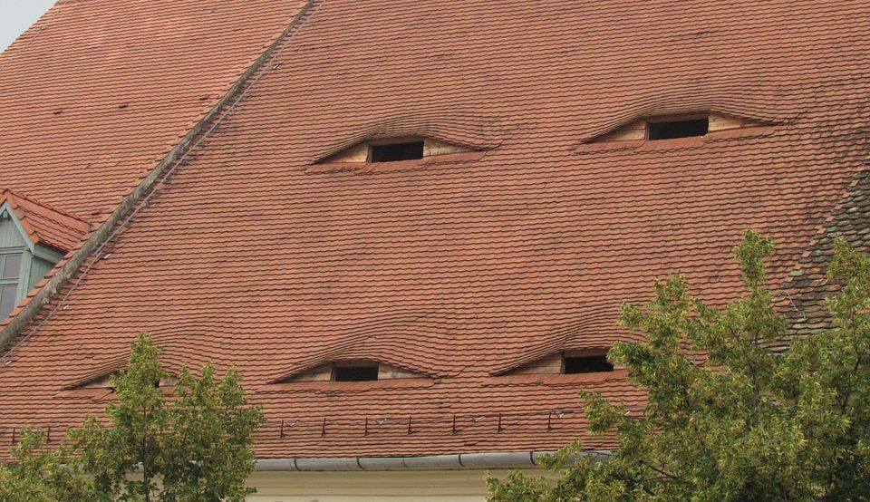 Глаза, смотрящие на вас с крыш. Интересная архитектура домов в Сибиу.