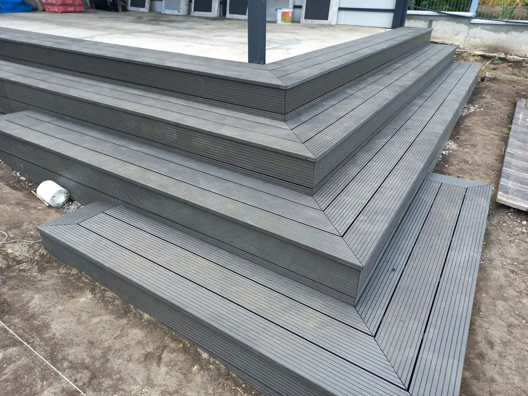 Trepte cu decking din lemn plastifiat WPC la terasă, satul Sociteni, raionul Ialoveni