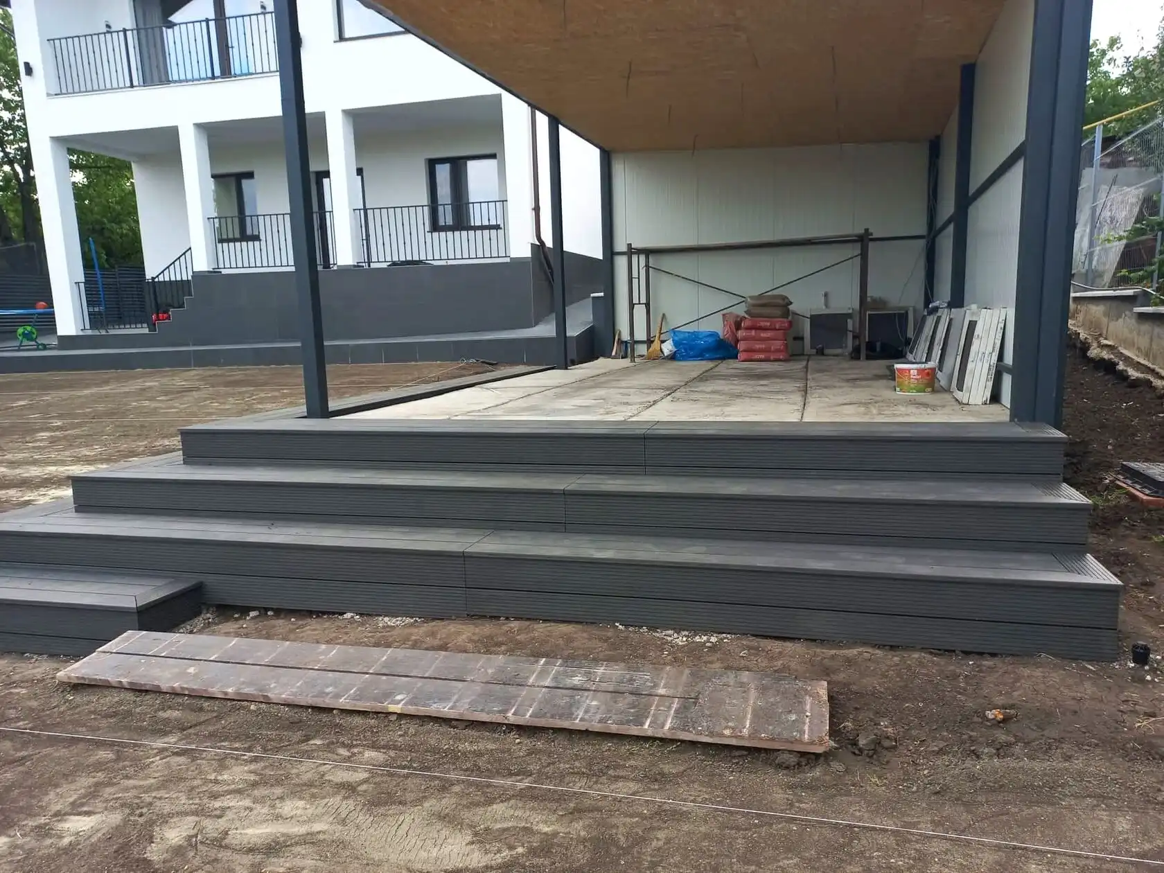 Trepte cu decking din lemn plastifiat WPC la terasă, satul Sociteni, raionul Ialoveni