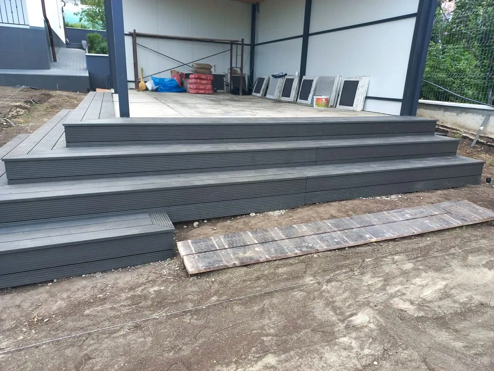 Trepte cu decking din lemn plastifiat WPC la terasă, satul Sociteni, raionul Ialoveni