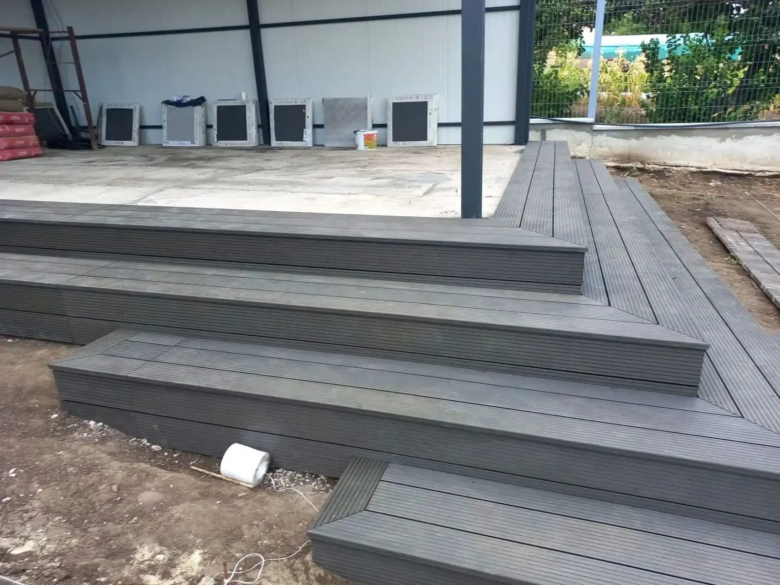 Trepte cu decking din lemn plastifiat WPC la terasă, satul Sociteni, raionul Ialoveni