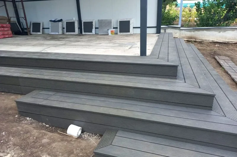 Trepte cu decking din lemn plastifiat WPC la terasă, satul Sociteni, raionul Ialoveni