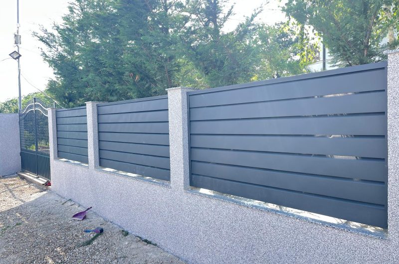 Tipuri și modele de garduri pentru curte