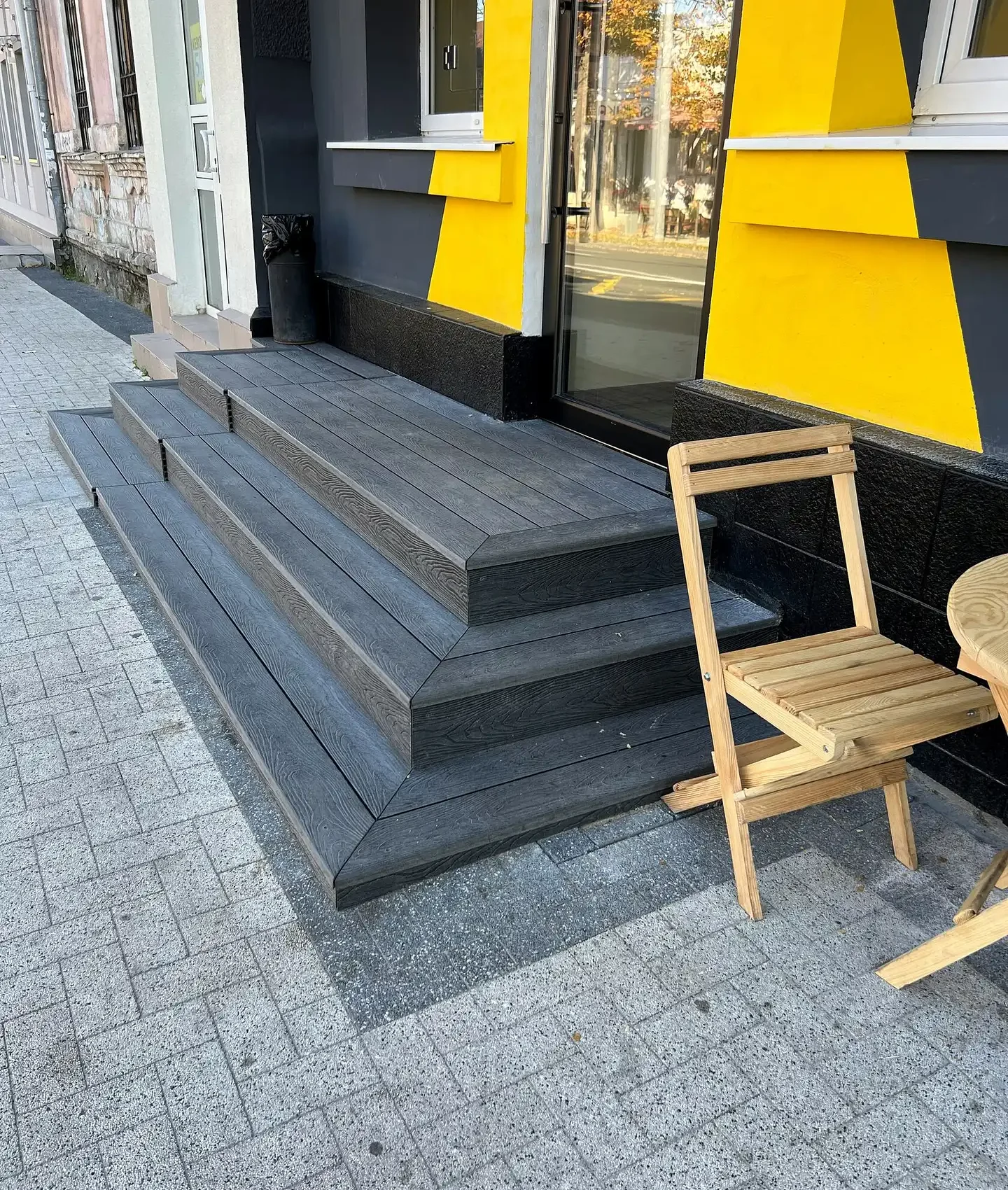 Trepte cu decking din lemn plastifiat WPC la terasă, ﻿sectorul Centru, mun. Chișinău