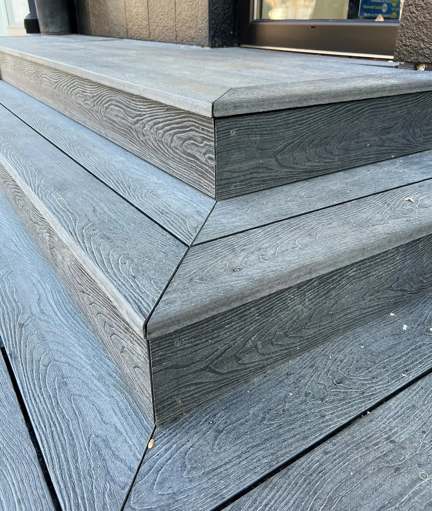 Trepte cu decking din lemn plastifiat WPC la terasă, ﻿sectorul Centru, mun. Chișinău