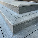 Trepte cu decking din lemn plastifiat WPC la terasă, ﻿sectorul Centru, mun. Chișinău