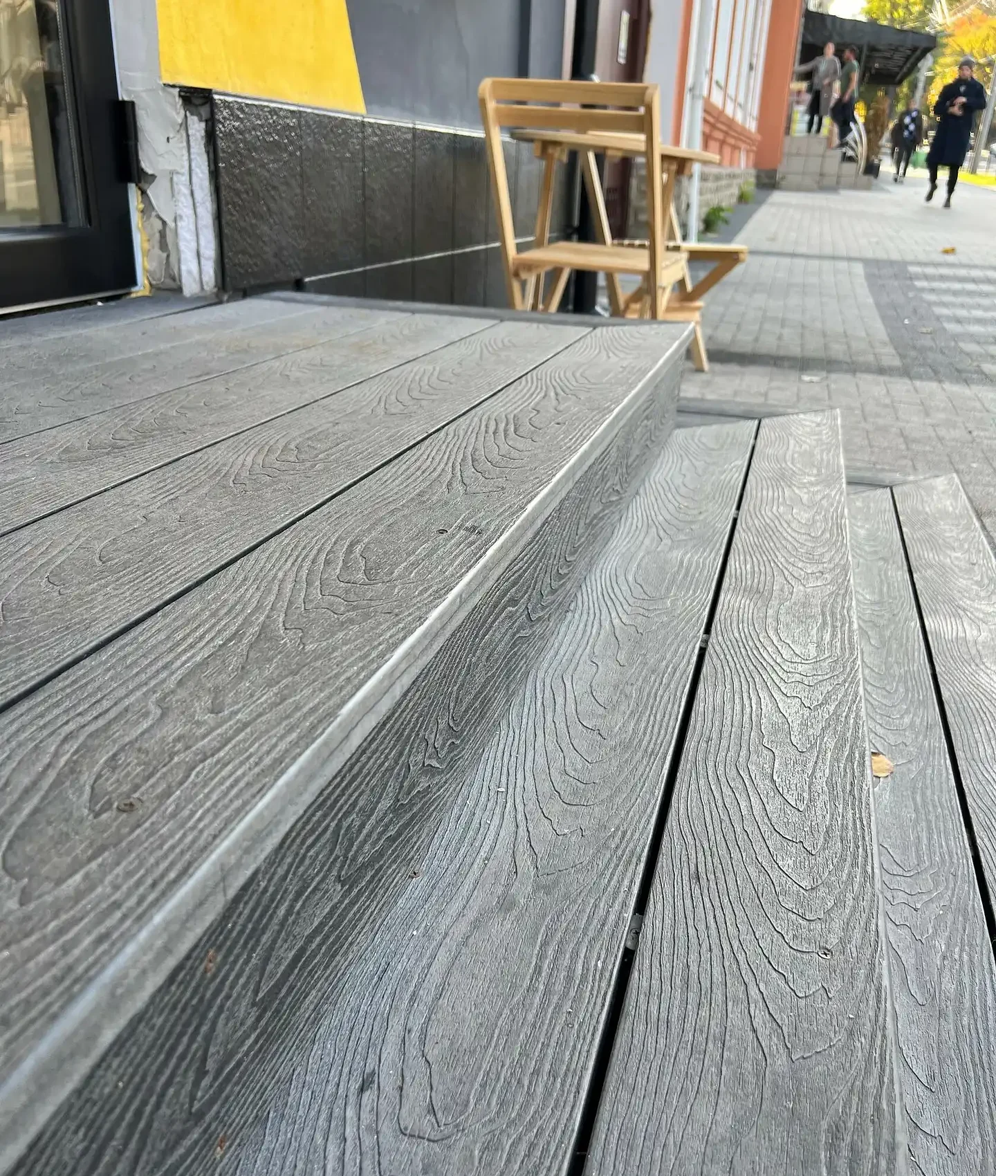 Trepte cu decking din lemn plastifiat WPC la terasă, ﻿sectorul Centru, mun. Chișinău