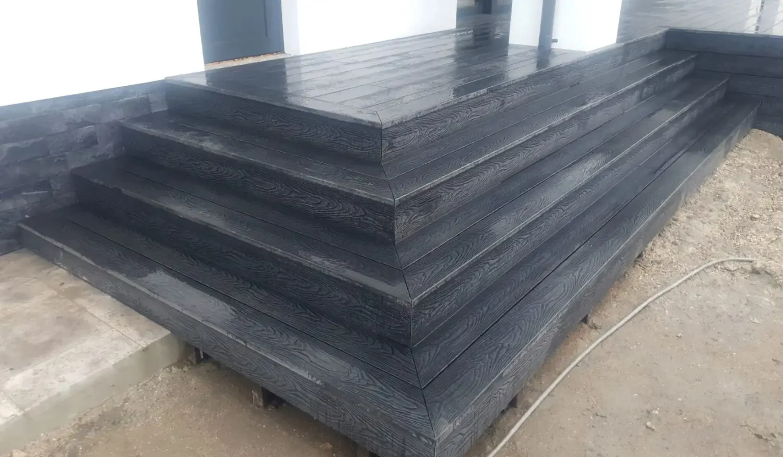 Terasă cu decking, din lemn plastifiat WPC, orașul Cricova, mun. Chișinău