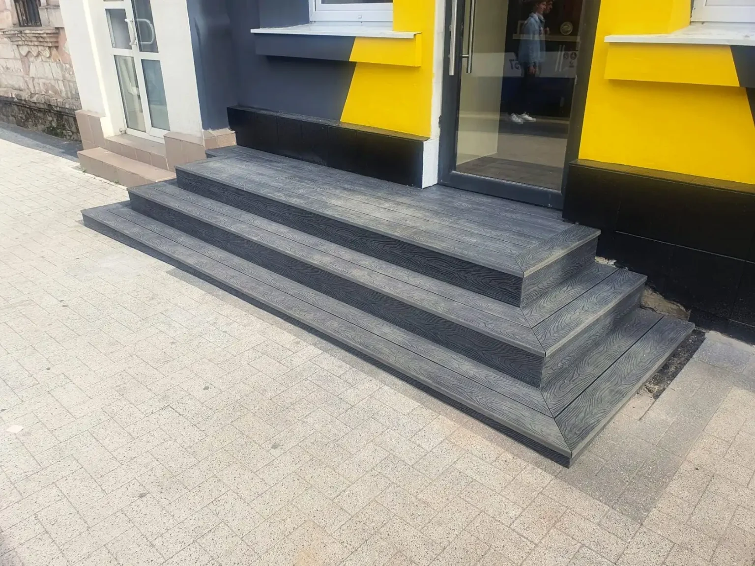 Trepte cu decking din lemn plastifiat WPC la terasă, ﻿sectorul Centru, mun. Chișinău