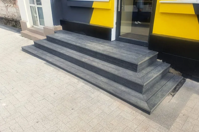 Trepte cu decking din lemn plastifiat WPC la terasă, ﻿sectorul Centru, mun. Chișinău