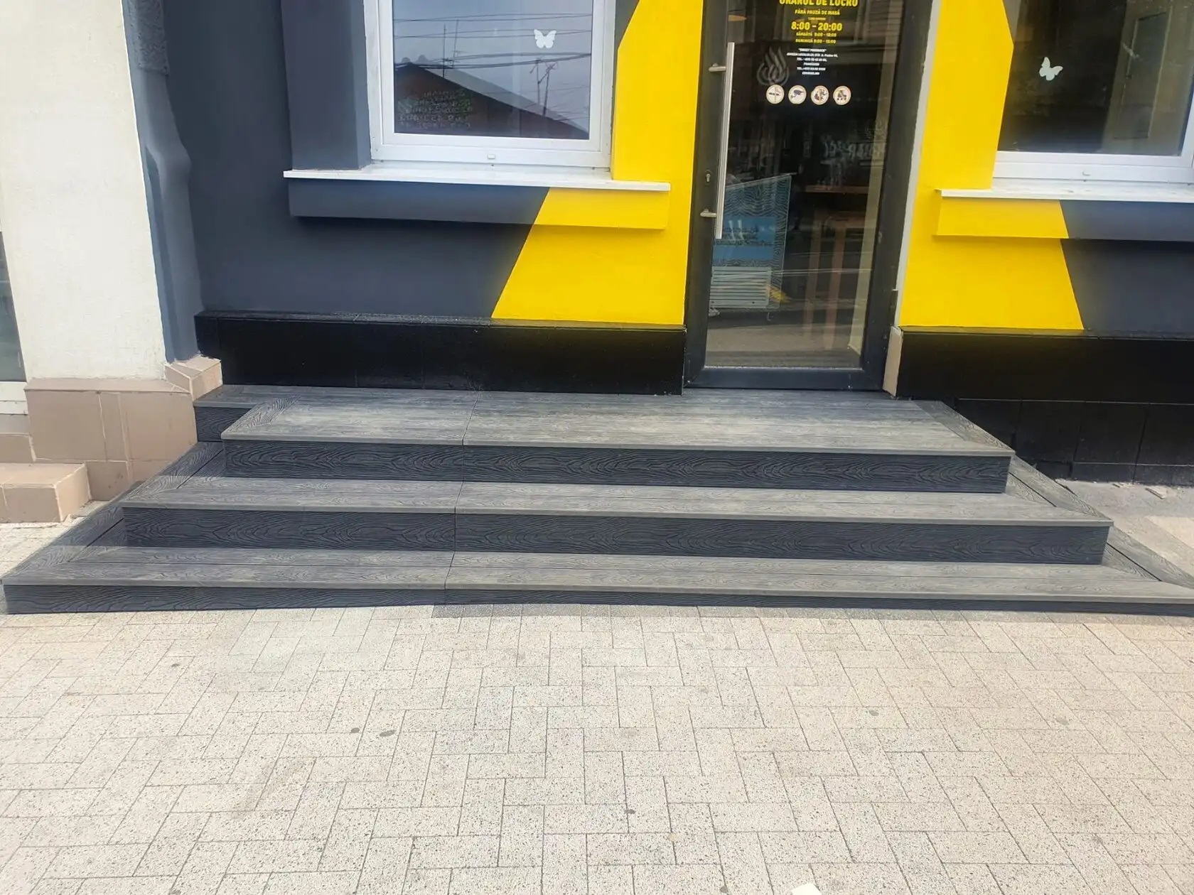 Trepte cu decking din lemn plastifiat WPC la terasă, ﻿sectorul Centru, mun. Chișinău
