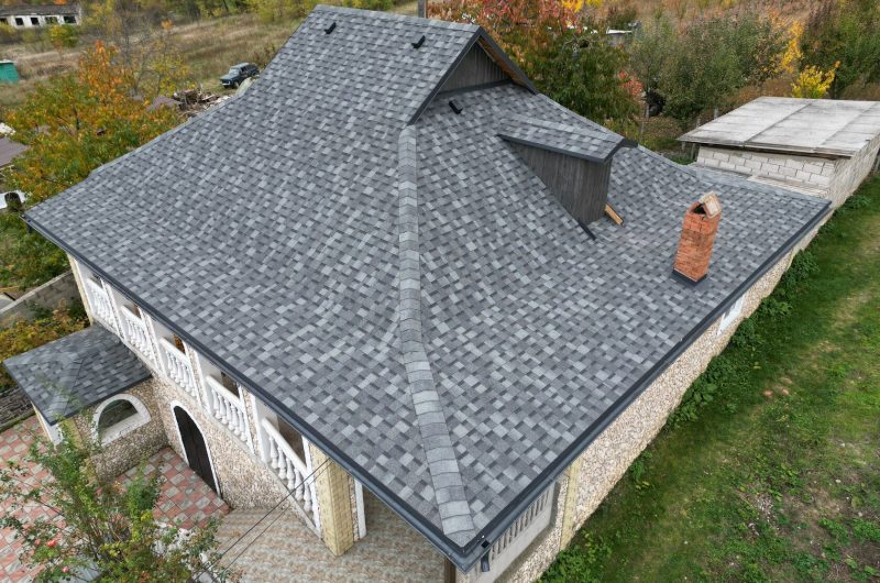 Cum alegi între țiglă metalică, șindrilă bituminoasă, tablă cutată și țiglă ceramică?
