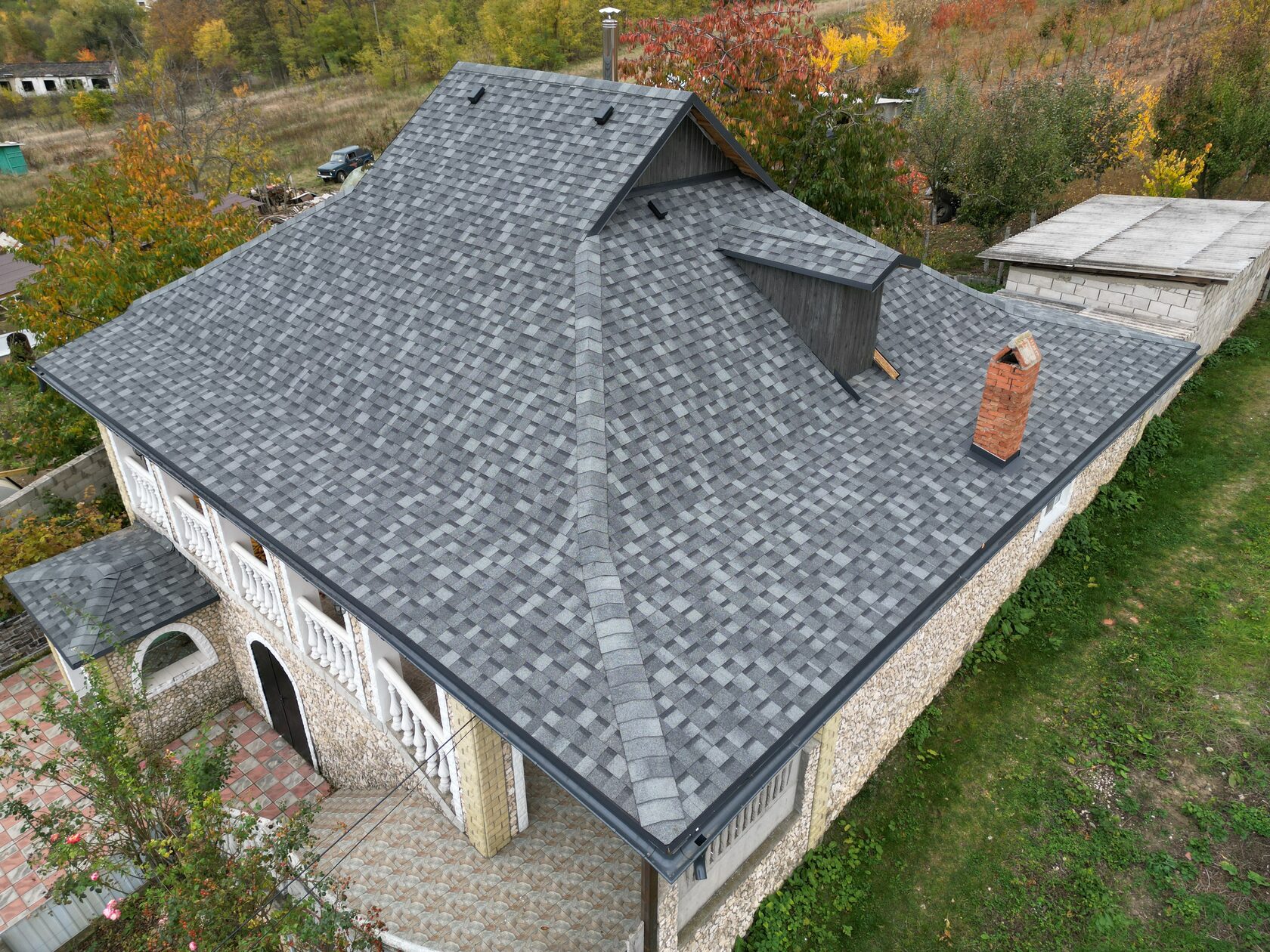 Cum alegi între țiglă metalică, șindrilă bituminoasă, tablă cutată și țiglă ceramică?