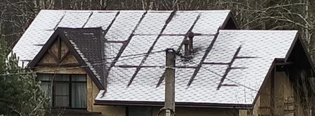 De ce se topește zăpada pe acoperiș în dungi, când afară încă e frig? 2 Dungile topite arată exact traseul căpriorilor din lemn