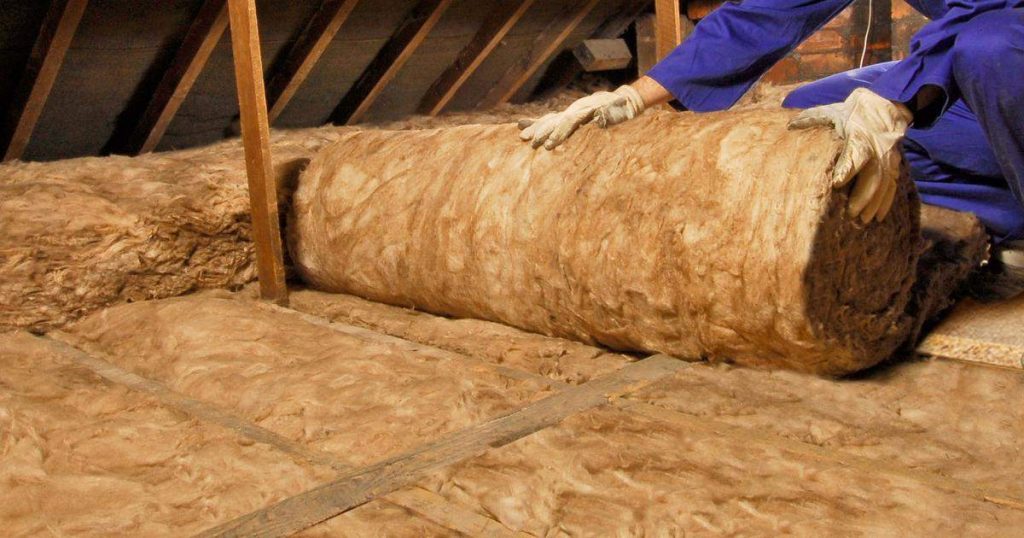 Mansardă locuibilă sau Pod rece? Decizia care îți schimbă bugetul! 3 Vată minerală pusă pe tavan, în pod