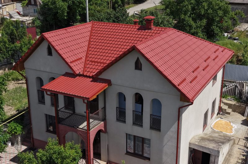Întreținerea acoperișului din țiglă metalică: ce trebuie verificat în fiecare an