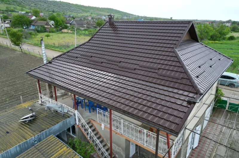 Zgomotul ploii pe acoperiș: de ce apare și cum îl reduci la țigla metalică