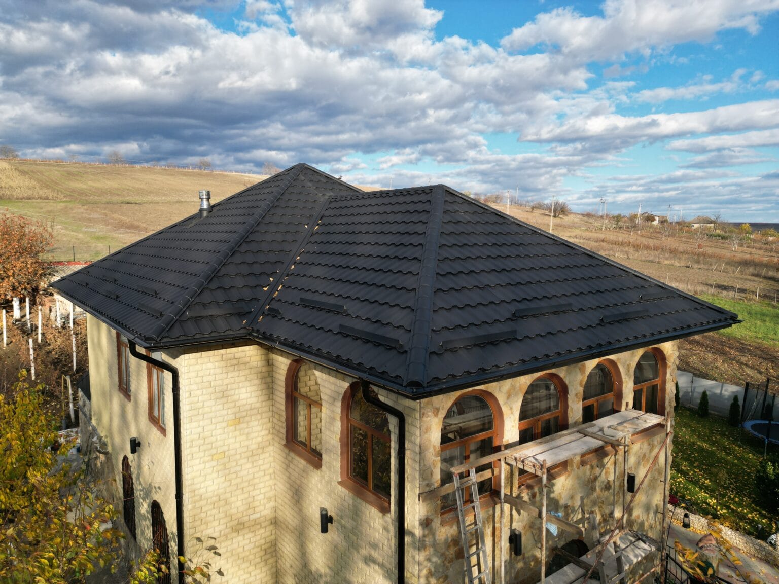 Acoperiș din țiglă metalică Arctica, RAL 9005 – Negru